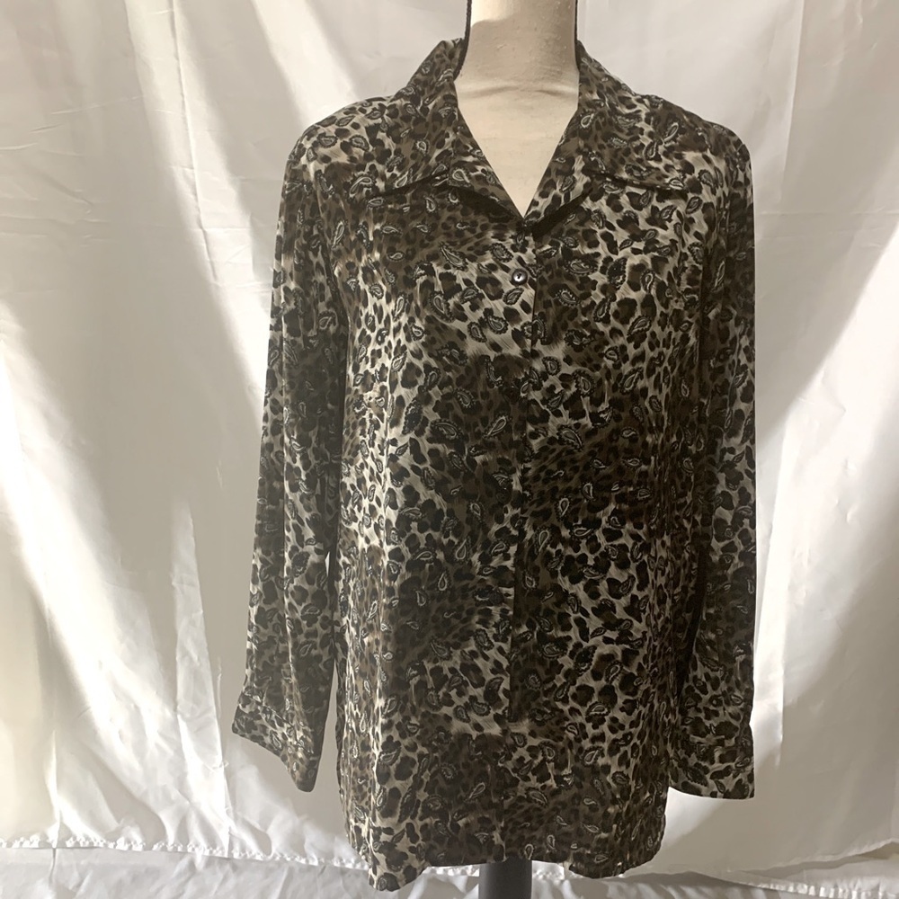 3/$28❤️ANNA button down multicolor print shirt, size L